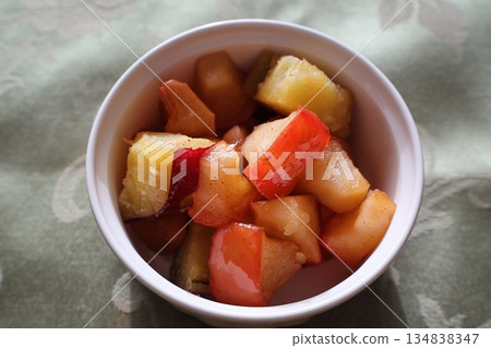 Simmered apples and sweet potatoes 134838347