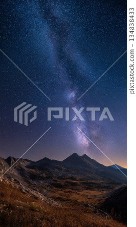 背景圖象徵著對未來的希望、目標的實現和宏偉的規模 134838433