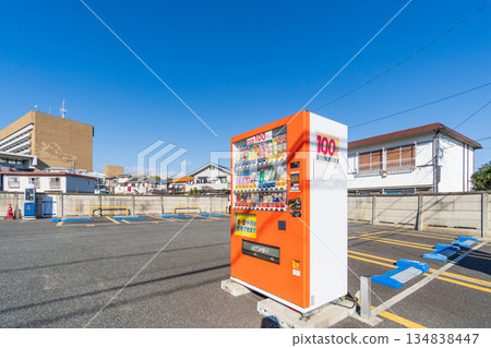 自動售貨機和藍天風景 134838447