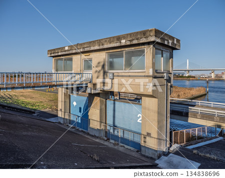 古中川的源頭，從荒川分流而出[木之田川水門]（東京都江戶川區） 134838696