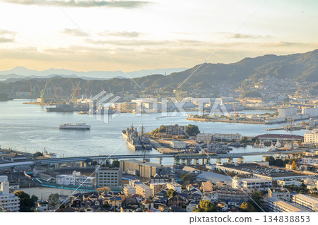 從天神山展望台眺望佐世保港與城市的日落景色 134838853