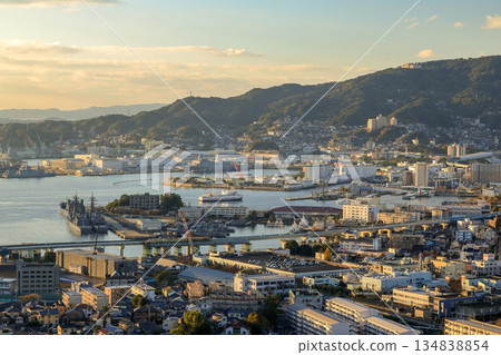 從天神山展望台眺望佐世保港與城市的日落景色 134838854
