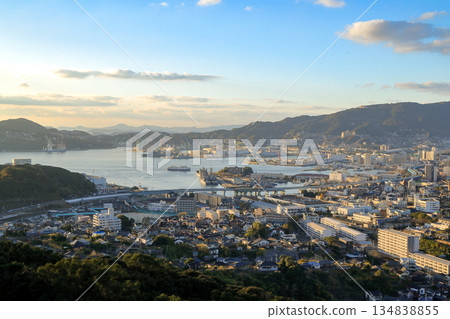 從天神山展望台眺望佐世保港與城市的日落景色 134838855