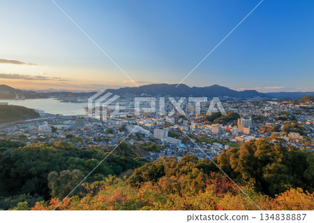 從天神山展望台眺望佐世保港與城市的日落景色 134838887