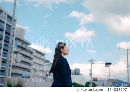 一名正在考慮找工作的日本女大學生 134838897