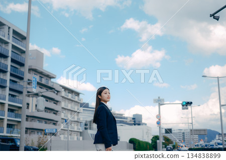 一名正在考慮找工作的日本女大學生 134838899