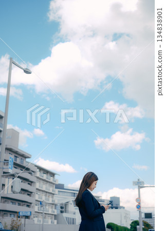 一名正在考慮找工作的日本女大學生 134838901