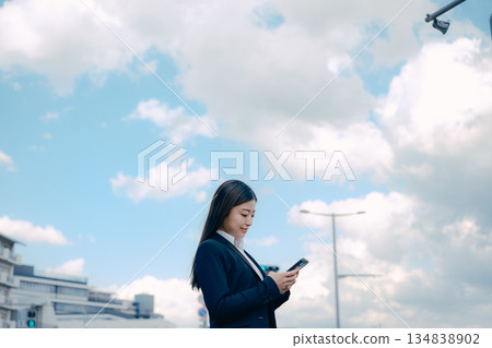 一名正在考慮找工作的日本女大學生 134838902