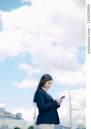 一名正在考慮找工作的日本女大學生 134838904