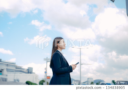 一名正在考慮找工作的日本女大學生 134838905