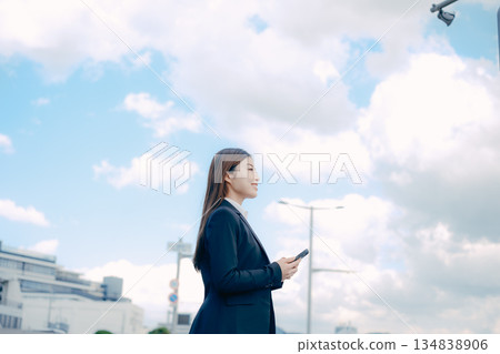 一名正在考慮找工作的日本女大學生 134838906