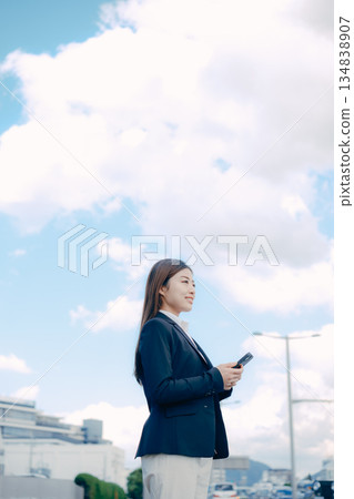 一名正在考慮找工作的日本女大學生 134838907