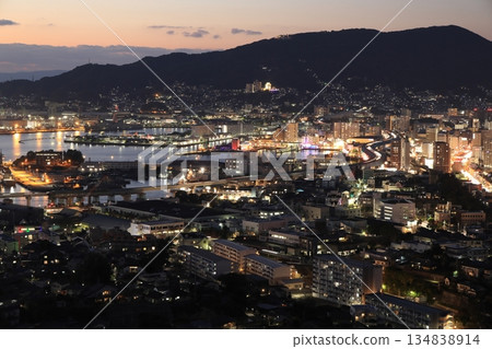 從天神山展望台眺望佐世保港與城市黃昏景色 134838914