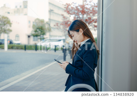 一名日本女大學生在公車站思考著找工作的事。 134838920