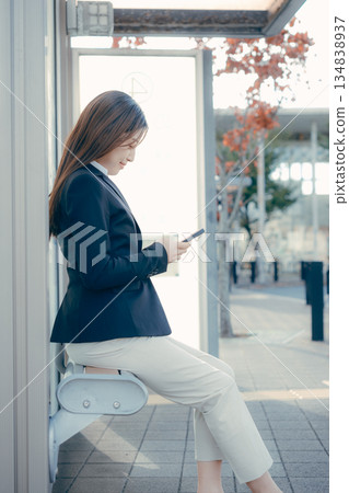 一名日本女大學生在公車站思考著找工作的事。 134838937