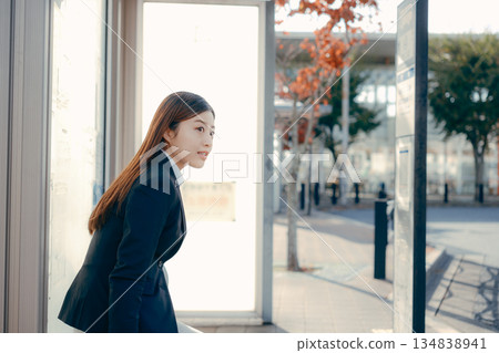 一名日本女大學生在公車站思考著找工作的事。 一名日本女大學生在公車站思考著找工作的事。 134838941