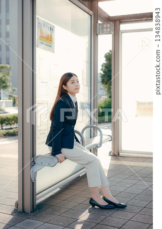 一名日本女大學生在公車站思考著找工作的事。 134838943