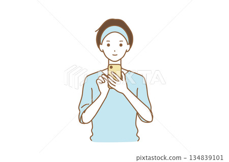 一個操作智能手機的人 134839101