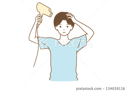 男人吹乾頭髮 134839116