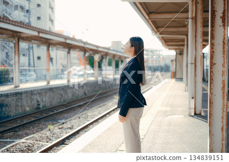 一名日本女大學生站在車站月台上 一名日本女大學生站在車站月台上 134839151