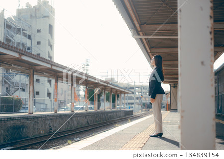 一名日本女大學生站在車站月台上 一名日本女大學生站在車站月台上 134839154
