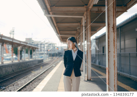 一名日本女大學生站在車站月台上 134839177