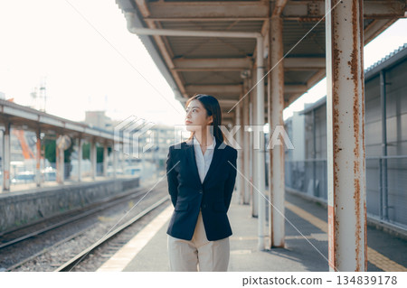 一名日本女大學生站在車站月台上 134839178