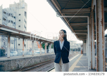 一名日本女大學生站在車站月台上 134839179