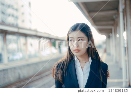 一名日本女大學生站在車站月台上 134839185