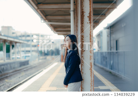 一位站在火車站台上的日本女大學生的側臉特寫 134839229