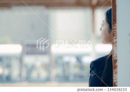 一位站在火車站台上的日本女大學生的側臉特寫 134839233
