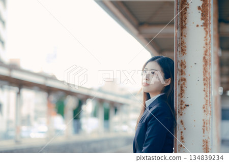 一位站在火車站台上的日本女大學生的側臉特寫 134839234