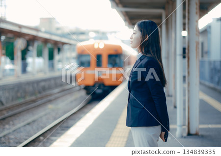 一名日本女大學生在車站月台上等火車。 134839335