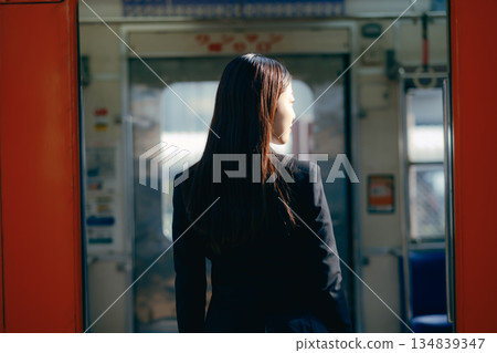 一名日本女大學生正在用智慧型手機通話 134839347