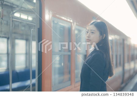 一名日本女大學生正在用智慧型手機通話 一名日本女大學生正在用智慧型手機通話 134839348