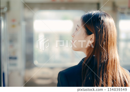 一名日本女大學生正在用智慧型手機通話 134839349