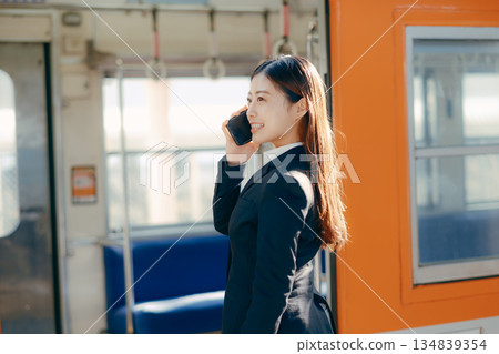 一名日本女大學生正在用智慧型手機通話 134839354