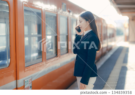 一名日本女大學生正在用智慧型手機通話 134839358