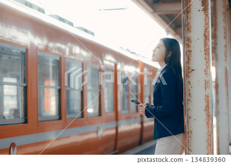 一名日本女大學生正在用智慧型手機通話 134839360