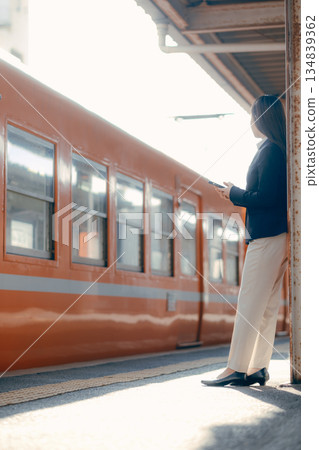 一名日本女大學生正在用智慧型手機通話 134839362