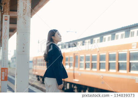 一名日本女大學生站在車站月台上 134839373