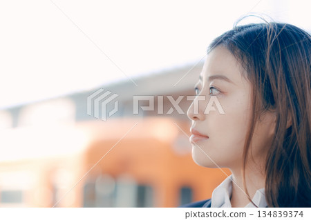 一名日本女大學生站在車站月台上 134839374