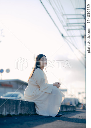 站在街上的日本女大學生 134839389