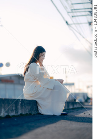 站在街上的日本女大學生 134839391