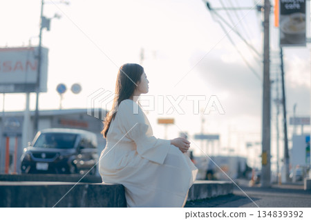 站在街上的日本女大學生 站在街上的日本女大學生 134839392