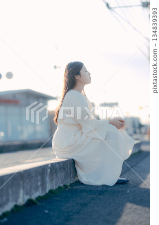 站在街上的日本女大學生 站在街上的日本女大學生 134839393