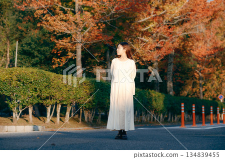 秋日公園裡站著的日本女子 秋日公園裡站著的日本女子 134839455