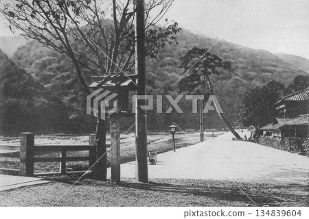 1926 年在京都嵐山渡月橋附近拍攝的老照片 1926 年在京都嵐山渡月橋附近拍攝的老照片 134839604