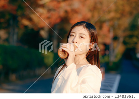 秋日公園裡，一位日本女子正在喝茶 134839613