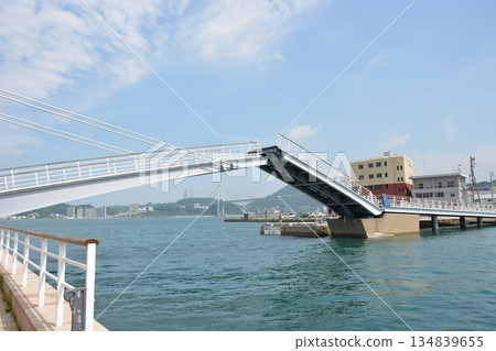 門司港復古風的象徵：藍翼門司吊橋開啟的景象 134839655